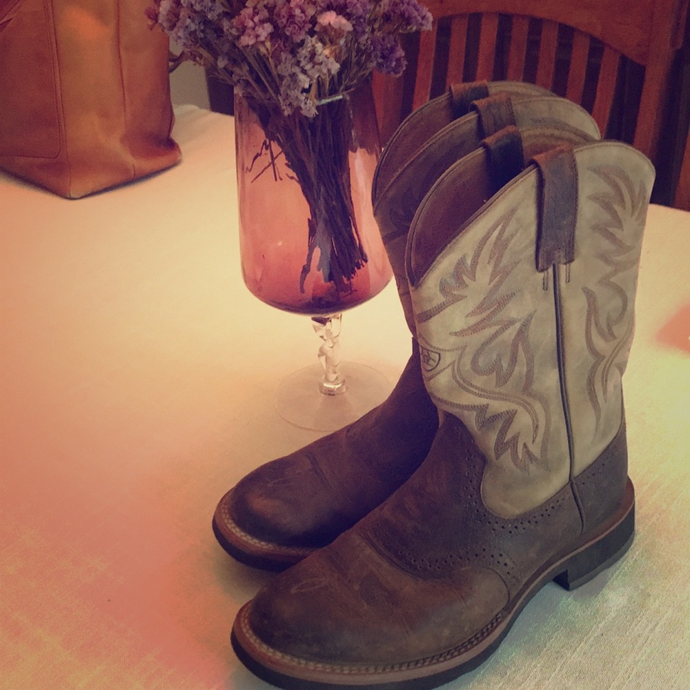 Men’s 9.5 Ariat Cowboy Boots in Like-New Condition